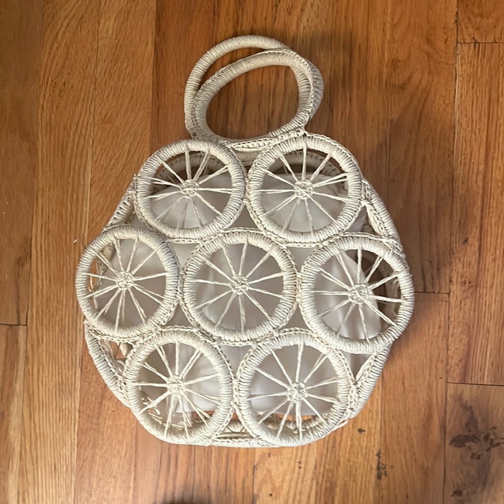Wheel shaped straw bag